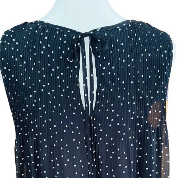Max Studio black/white polka dot sleeveless top with tiny pleats front/back sz M - Picture 4 of 7